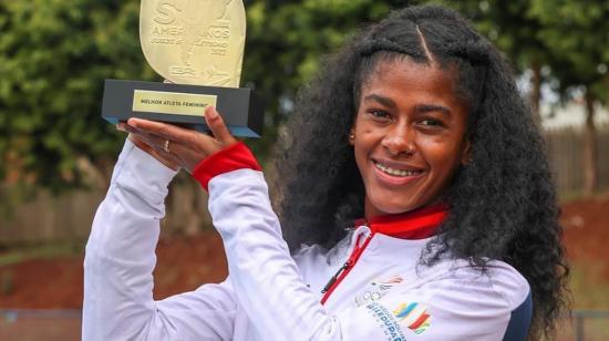 Anahí Suárez levanta su trofeo como mejor atleta del Sudamericano Sub 23, el 1 de octubre de 2022.