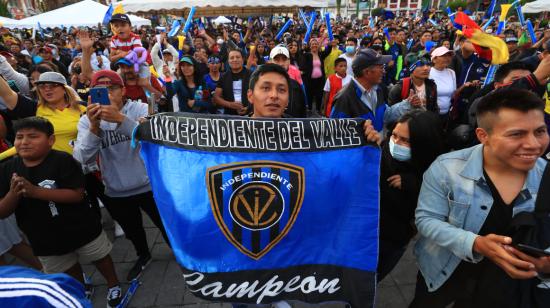 Aficionados del Independiente del Valle celebran el titulo de la Copa Sudamericana en Sangolquí, el 1 de octubre de 2022.