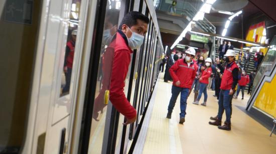 Personas en el Metro de Quito, el 15 de junio de 2022.