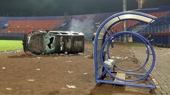 Un vehículo dañado es fotografiado después de los disturbios tras el partido de fútbol en Indonesia, entre Arema y Persebaya en el estadio Kanjuruhan, Malang, el 2 de octubre, 2022