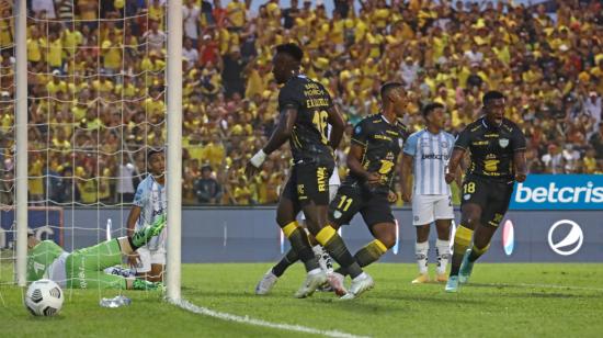 Los jugadores de Barcelona celebran un gol ante Guayaquil City en Milagro, el 2 de octubre de 2022.