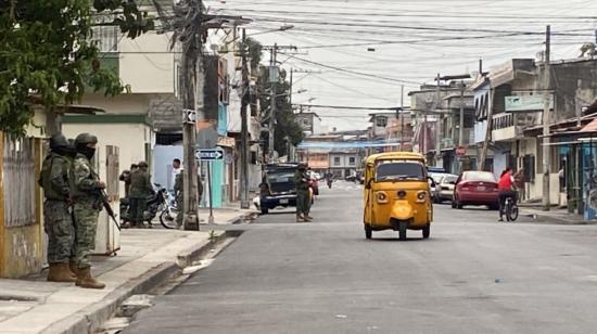 Presencia militar en Cristo del Consuelo, sur de Guayaquil, tras la balacera registrada la madrugada del 2 de octubre de 2022.