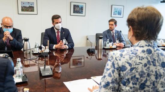 El ministro de Finanzas, Pablo Arosemena (centro), en una reunión con autoridades del FMI en julio de 2022.