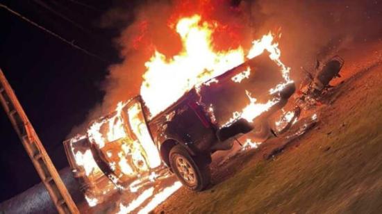 Imagen de la camioneta incinerada en una jornada violenta en el cantón Yaguachi, provincia del Guayas, la noche del 2 de octubre de 2022.