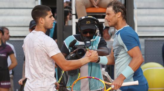 Carlos Alcaraz y  Rafael Nadal se estrechan la mano tras el encuentro de cuartos de final del Mutua Madrid Open  en la Caja Mágica, en Madrid.