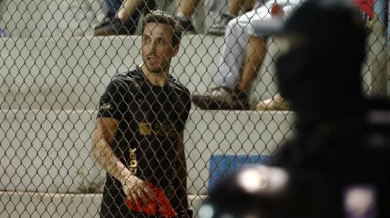 El director técnico de Liga, Luis Zubeldía, desde el graderío luego de su expulsión en el partido ante 9 de Octubre en Milagro, el 1 de octubre de 2022.