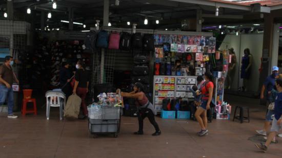 Comerciantes informales en Guayaquil, en septiembre de 2022.