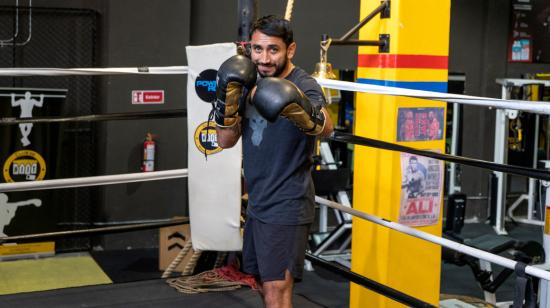 El boxeador ecuatoriano, Eduardo Vivanco, posa luego de una entrevista con PRIMICIAS en septiembre de 2022.