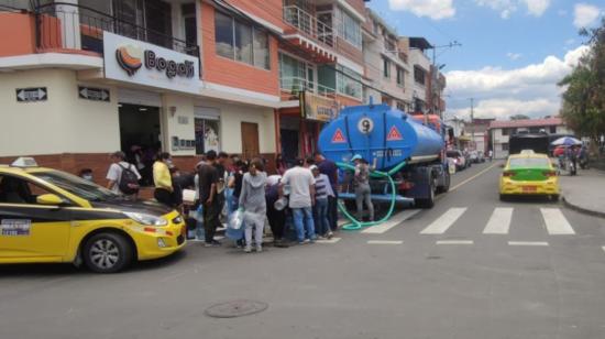 Personas toman agua de un tanquero en la parroquia de Guayllabamba, el 1 de octubre de 2022.