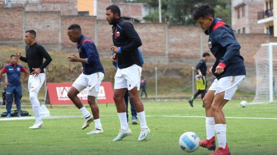 Los jugadores de Deportivo Quito hacen trabajos de calentamiento el 1 de octubre de 2022, en Alausí.