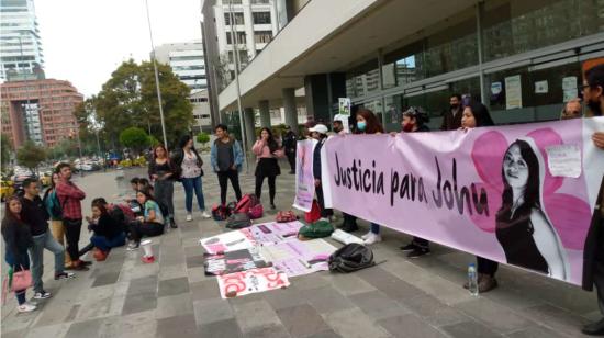 Personas piden justicia por el femicidio de Johanna Guyguacundo, en los exteriores del Complejo Judicial Norte, en Quito, en 2022.