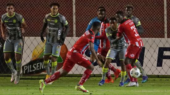 Jugadores de Deportivo Cuenca cubren su arco en el partido ante Técnico, en Ambato, el 3 de octubre de 2022.