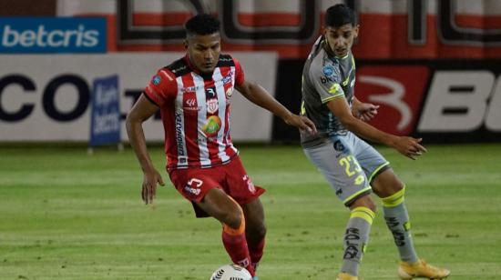 Onofre Mejía, de Técnico Universitario, maneja una pelota en el partido ante D. Cuenca, en Ambato, el 3 de octubre de 2022.