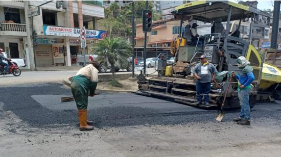 Obras de asfaltado en Piñas, El Oro, a cargo del Ministerio de Transporte y Obras Públicas. Octubre de 2022.