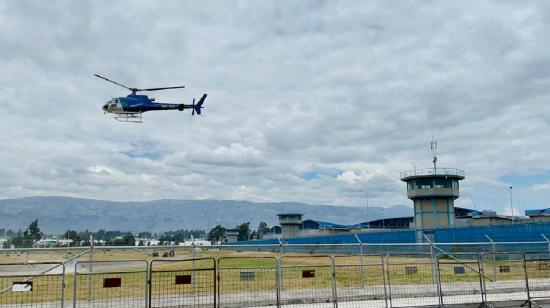 Imagen referencial. Un helicóptero de la Policía Nacional sobrevuela el Centro de Rehabilitación Social de Cotopaxi, el 4 de octubre de 2022.