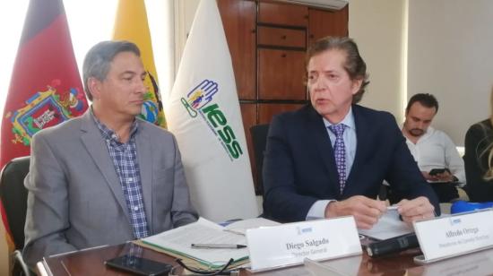 Alfredo Ortega, presidente del Consejo Directivo del IESS (der.), y Diego Salgado, director del IESS, el 4 de octubre de 2022.