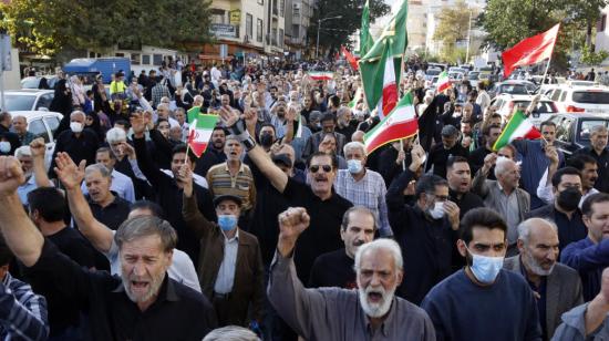 Iraníes durante una manifestación progubernamental contra las recientes protestas antigubernamentales en Irán, en el norte de Teherán, el 5 de octubre de 2022.