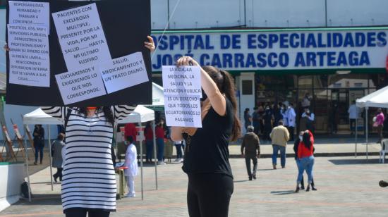 En las afueras del Hospital José Carrasco Arteaga de Cuenca se realizó un plantón para reclamar, por la falta de medicinas, el 1 de diciembre de 2022. 
