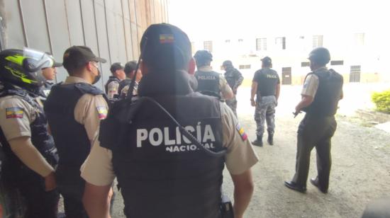 Agentes de la Policía intentan ingresar a los pabellones de la Penitenciaría del Litoral, el 5 de octubre de 2022.