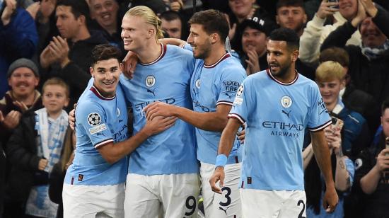 Erling Haaland celebra con sus compañeros del Manchester City en el partido ante Copenhagen, el 5 de octubre de 2022.