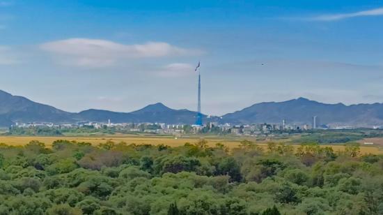 Vista de la aldea de Kijong, el cercano polígono intercoreano de Kaesong, y los montes tras los cuales se cobijan piezas de artillería de Corea del Norte.