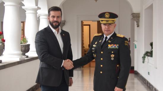 El ministro de Finanzas, Pablo Arosemena y el director del ISSFA, Coronel Frank Landázuri, el 6 de octubre de 2022.