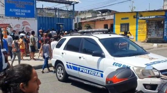 Imagen de los exteriores de la Unidad Educativa Alfonso Aguilar Ruilova, noroeste de Guayaquil, donde se registró una balacera la tarde del 5 de octubre de 2022. Las clases presenciales se desarrollan con normalidad.