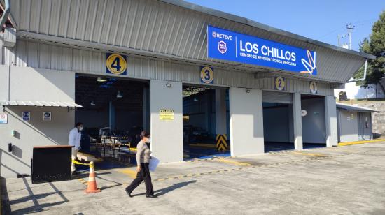 Una mujer camina en el centro de revisión vehicular, en el valle de Los Chillos, el 6 de octubre de 2022.