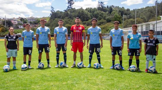 Todos los capitanes de Universidad Católica posan uniformados en el complejo de la Armenia, en Quito.