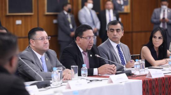 El presidente de la Corte Nacional, Iván Saquicela; el presidente de la Asamblea, Virgilio Saquicela; el presidente de la Comisión de Seguridad, Ramiro Narváez, y la vicepresidenta de la Asamblea, Marcela Holguín, durante la instalación de la mesa técnica de seguridad, el 6 de octubre de 2022.