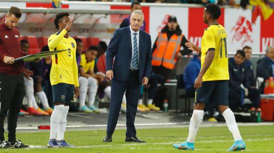 El entrenador de la selección ecuatoriana, Gustavo Alfaro, da indicaciones durante el partido ante Japón, el 27 de septiembre 2022.