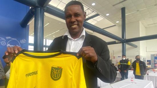 El exdelantero de la selección ecuatoriana, Agustín Delgado, posa con una camiseta de la Tri.