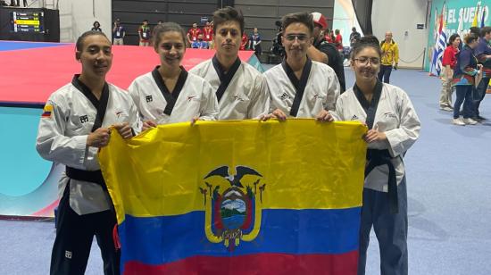 El equipo mixto de Poomsae posa con la bandera de Ecuador luego de alcanzar la medalla de oro en los Juegos Suramericanos, el 7 de octubre de 2022.