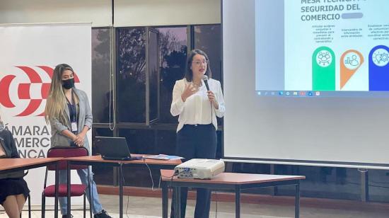 Carola Ríos, directora del Servicio de Aduanas, expone el proyecto a empresarios del Austro, en Cuenca, el 29 de septiembre de 2022.