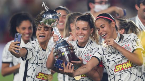 Las jugadoras de Corinthians se toman fotos y celebran con el trofeo de la Copa Libertadores Femenina 2021, en el estadio Gran Parque Central en Montevideo. 