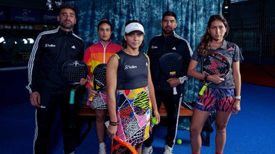 Parte de la selección ecuatoriana masculina y femenina de pádel, durante una sesión de fotos en 2022.