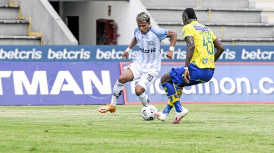 Jugadores de Guayaquil City y Gualaceo disputan una pelota durante la Fecha13 de la segunda etapa de la  LigaPro 2022.