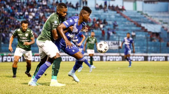 Jugadores de Emelec y Orense disputan una pelota en el partido por la Fecha 13 de la segunda etapa de la LigaPro, el 9 de octubre de 2022.