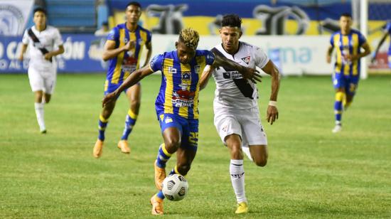 Juan Rojas, de Delfín, maneja una pelota en el partido ante Liga, en Manta, el 7 de octubre de 2022.