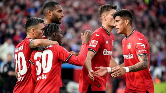 Piero Hincapié, en el partido del Bayer Leverkusen ante el Schalke el 8 de octubre de 2022.