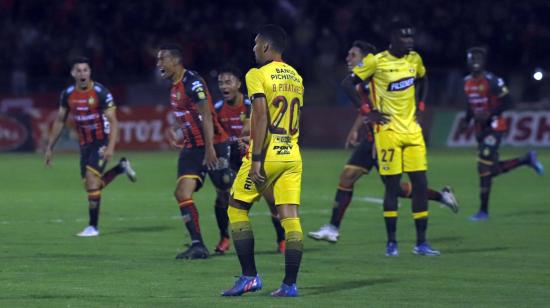 Jugadores de Barcelona y Deportivo Cuenca, en el partido por la LigaPro, el 8 de octubre de 2022.