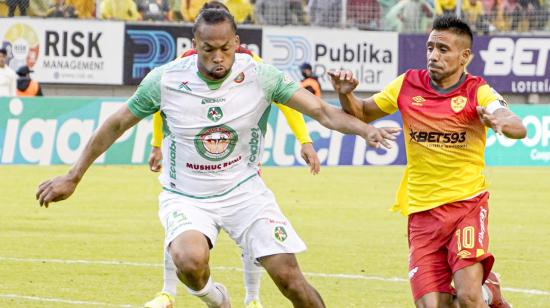  Arturo Mina y Victor Figueroa durante el partido Aucas vs. Mushuc Runa por la Fecha 13 de la LigaPro 2022.