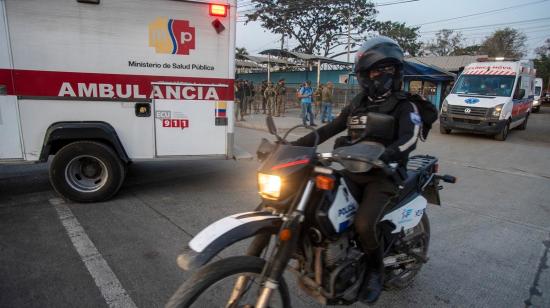 Imagen referencial de un policía afuera de la Penitenciaría del Litoral, en Guayaquil, el 5 de octubre de 2022. 