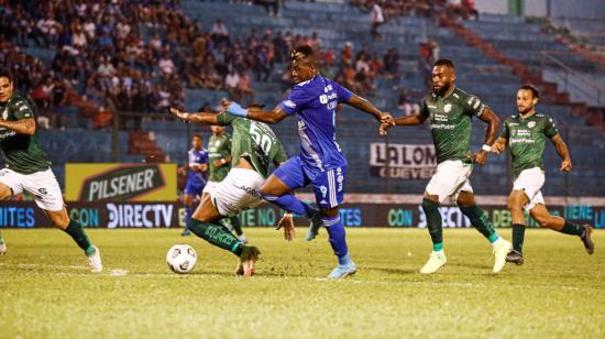 Alejandro Cabeza, de Emelec, antes de un remate al arco de Orense durante el partido por la Fecha 13 de la LigaPro, el 9 de octubre de 2022.