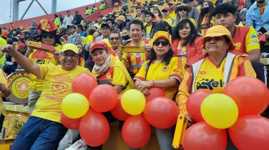 Juan Francisco Tacuri junto a los hinchas de la Guardia Oriental, el 9 de octubre de 2022.