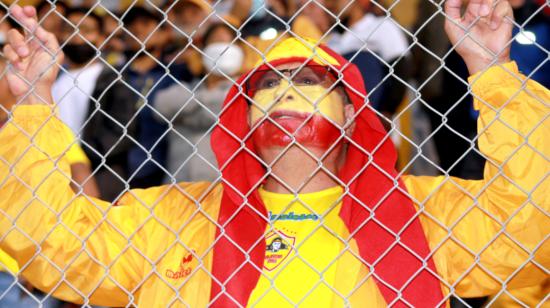 Un hincha de Aucas en las mallas del estadio Gonzalo Pozo Ripalda, en la LigaPro 2022. 