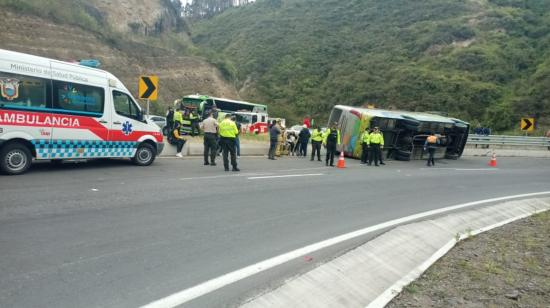 Imagen del siniestro de tránsito ocurrido el sábado 8 de octubre en Carchi, sector del Puente de los Andes, en la Panamericana Norte.