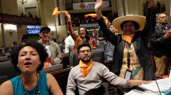 Grupos ambientalistas celebran en el Congreso de Colombia la aprobación de la ratificación del Acuerdo de Escazú, la noche del 10 de octubre de 2022.