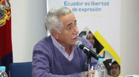 Leonardo Laso durante una rueda de prensa sobre los atentados a dos medios de comunicación de Guayaquil, el 7 de octubre de 2022.