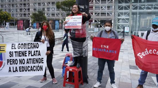 Docentes protestando por el alza salarial en mayo de 2022, en los exteriores de la Plataforma Financiera, en el norte de Quito.